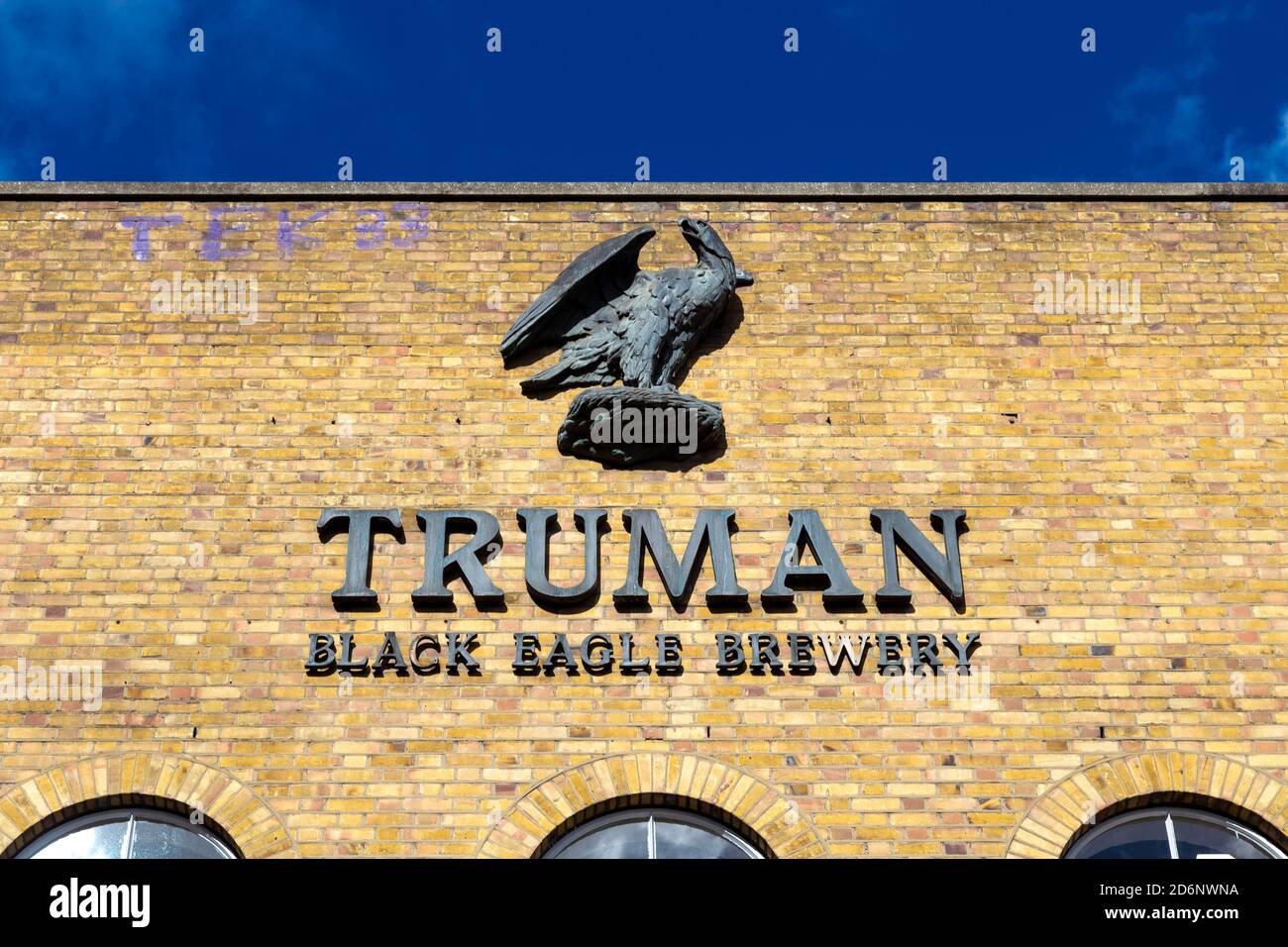 Primo piano del logo della Truman Brewery sull'edificio convertito della fabbrica di birra a Brick Lane, Londra Est, Regno Unito Foto Stock