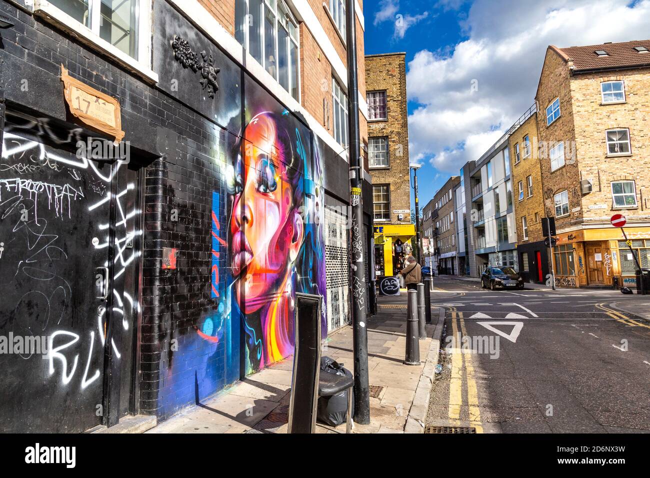 Mural e via di Brick Lane, East London, Regno Unito Foto Stock