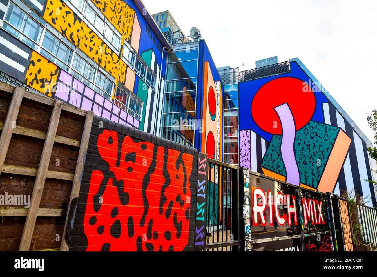 Rich Mix in Shoreditch dipinto dall'artista Camille Walala per il London Mural Festival 2020, Londra, Regno Unito Foto Stock