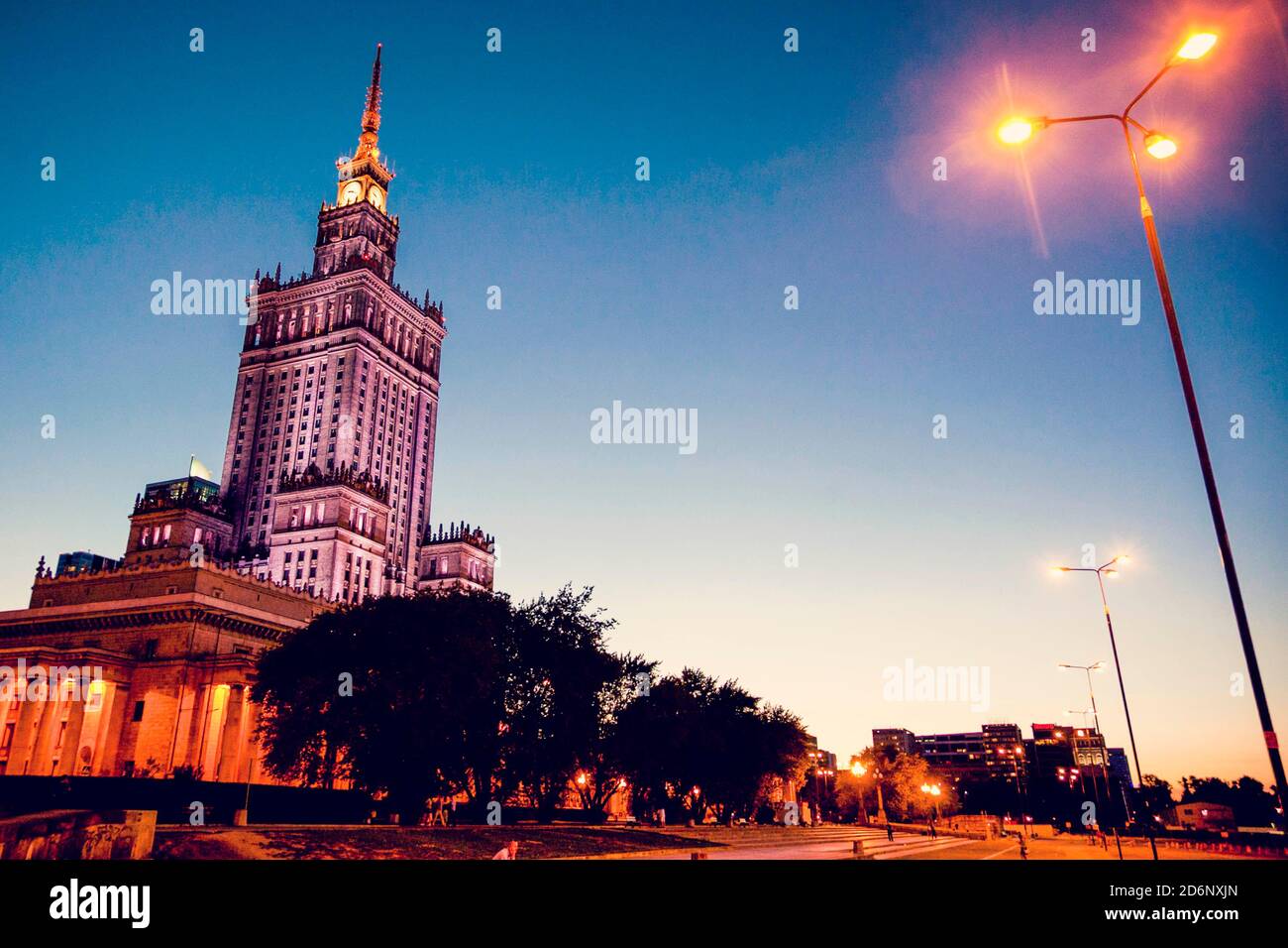 Art deco, sovietico realismo stile palazzo della cultura e della Scienza (Palac Kultury i Nauki) di notte, Varsavia, Polonia Foto Stock