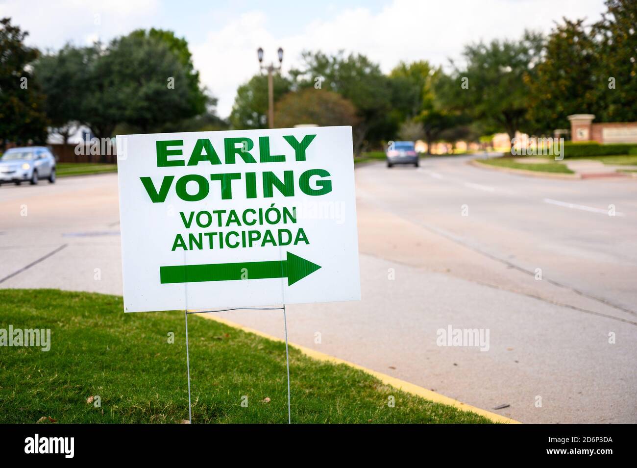 Un cartello indirizza i residenti a una sede di voto precoce per le elezioni presidenziali del 2020. Foto Stock