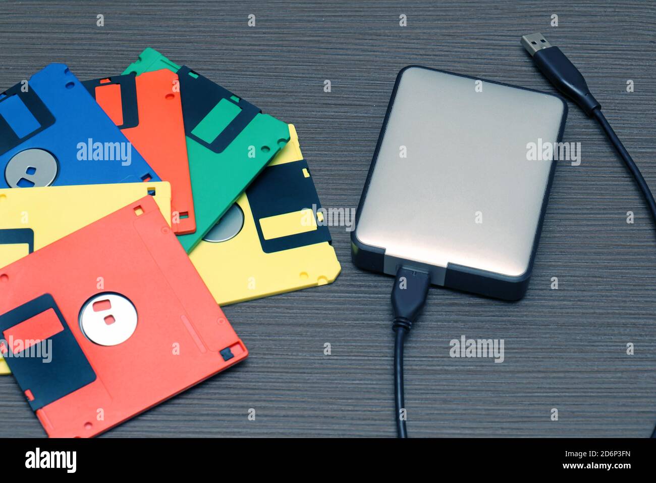 Moderno disco rigido e colorato retro floppy disk tecnologia per computer Foto Stock