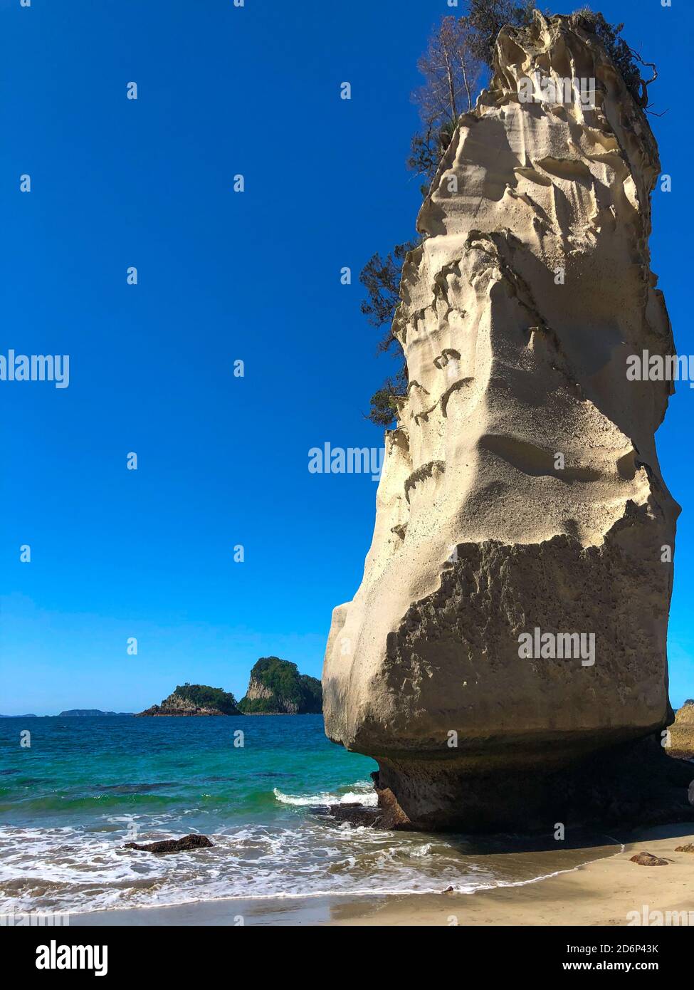 Immagine verticale di un'attrazione turistica di te Hoho Rock a. Cathedral Cove Marine Reserve in Nuova Zelanda Foto Stock