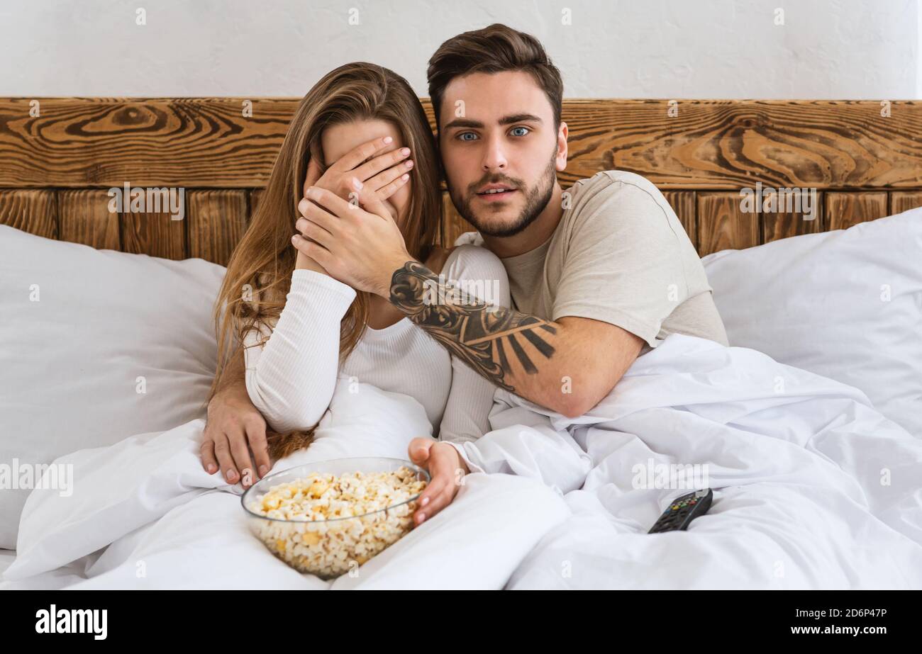 Emozioni umane, film spaventoso a casa e tempo libero di sera Foto Stock