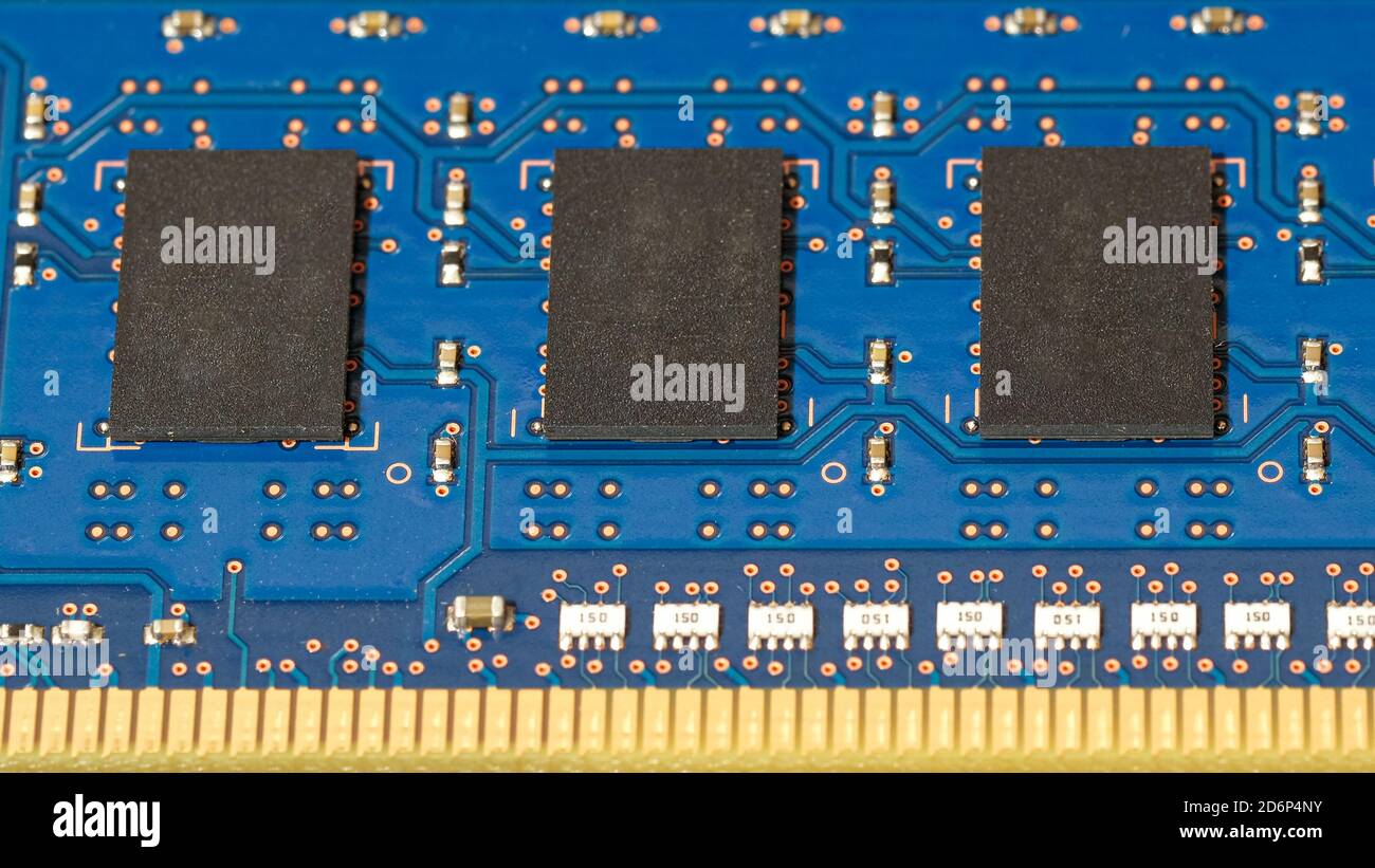 Il circuito stampato RAM DDR4 e i microchip di memoria si avvicinano Dettaglio, componenti per pc tecnici Foto Stock