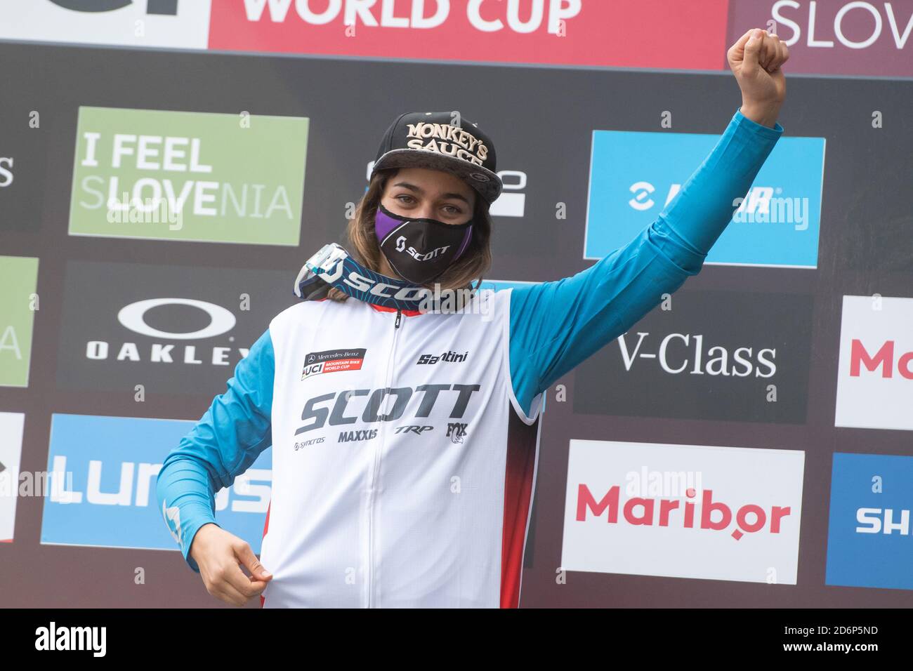 Marine Cabirou della Francia visto sul podio come leader assoluto nel tour downhill della Coppa del mondo UCI Mountain Bike. Foto Stock