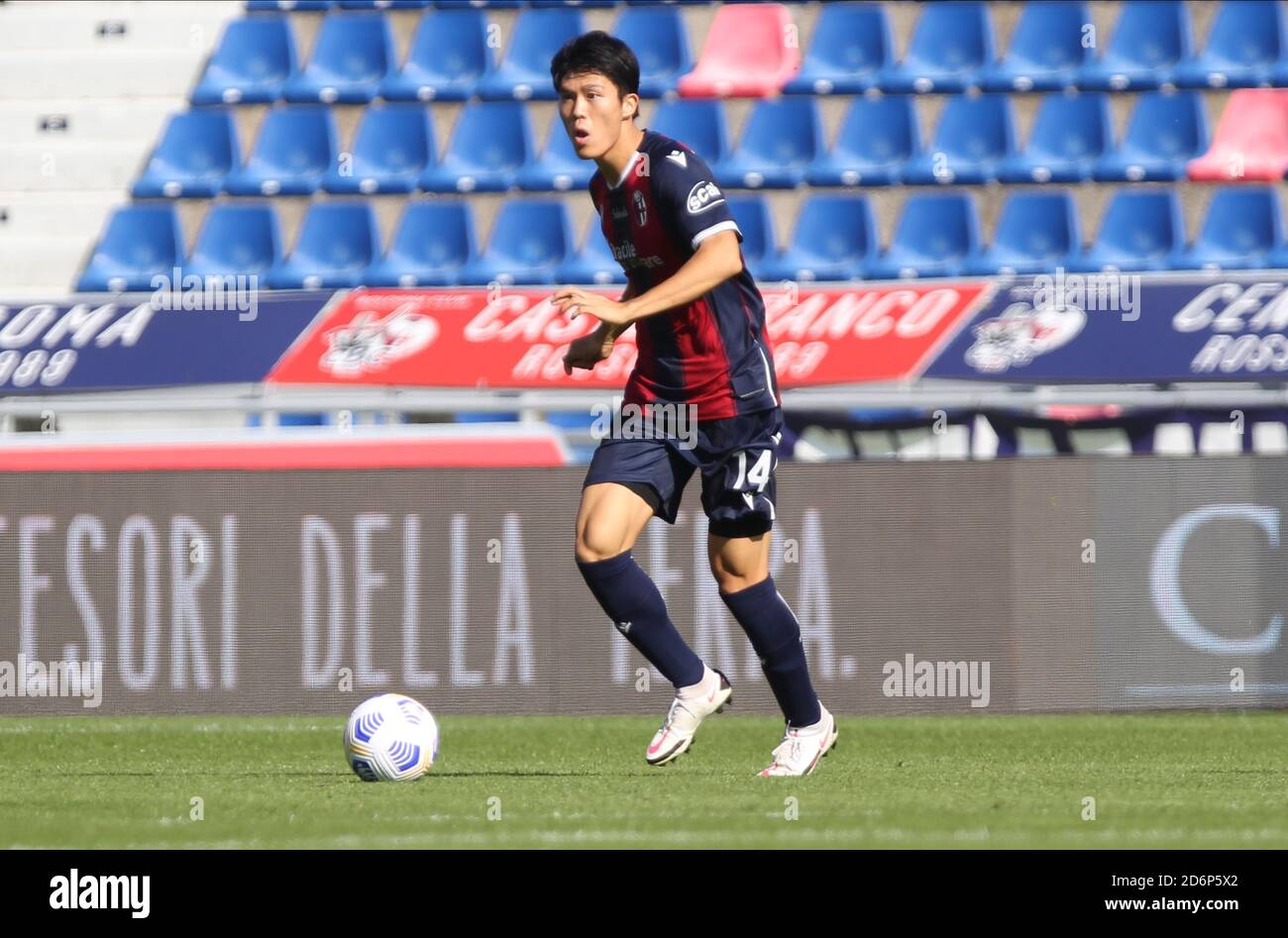 Il Takehiro Tomiyasu di Ologna in azione durante la Serie Italiana UNA partita di calcio Bologna FC contro U.S. Sassuolo allo stadio Renato Dall'Ara di Bologna, i Foto Stock