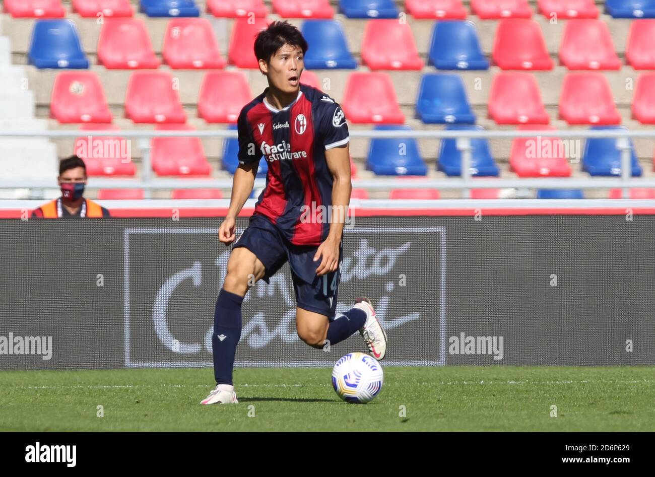 Il Takehiro Tomiyasu di Ologna in azione durante la Serie Italiana UNA partita di calcio Bologna FC contro U.S. Sassuolo allo stadio Renato Dall'Ara di Bologna, i Foto Stock
