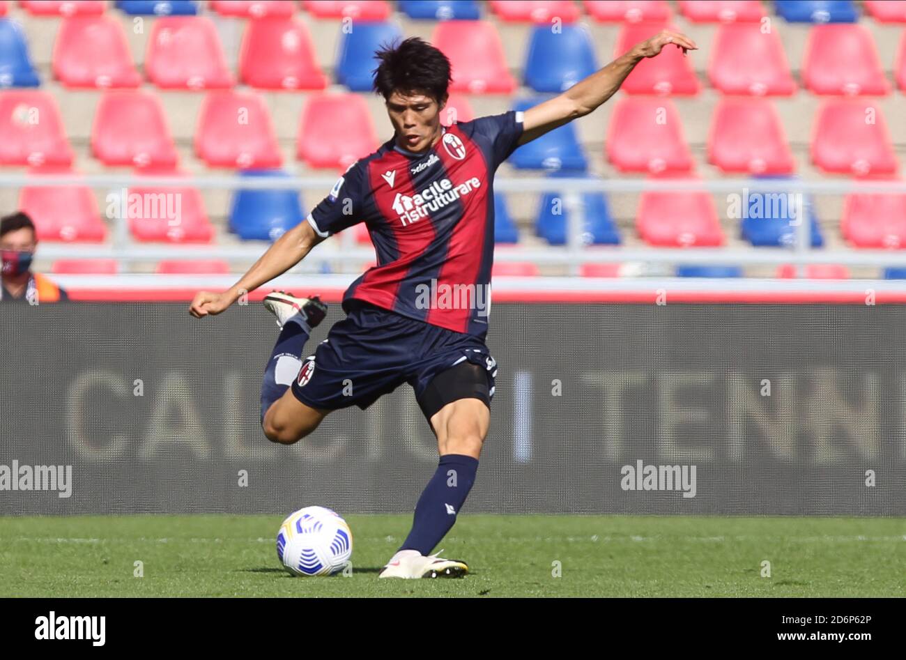 Il Takehiro Tomiyasu di Ologna in azione durante la Serie Italiana UNA partita di calcio Bologna FC contro U.S. Sassuolo allo stadio Renato Dall'Ara di Bologna, i Foto Stock