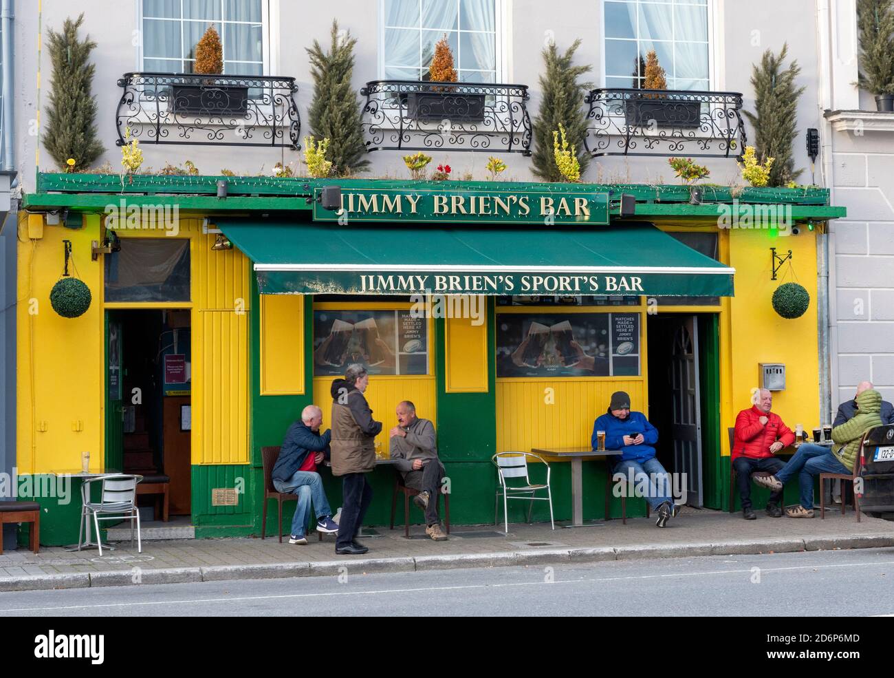 Killarney Shops bar piú bevendo e chiacchierando all'aperto ai tavoli all'esterno del Jimmy Brien's Bar a Killarney, Contea di Kerry, Irlanda Foto Stock