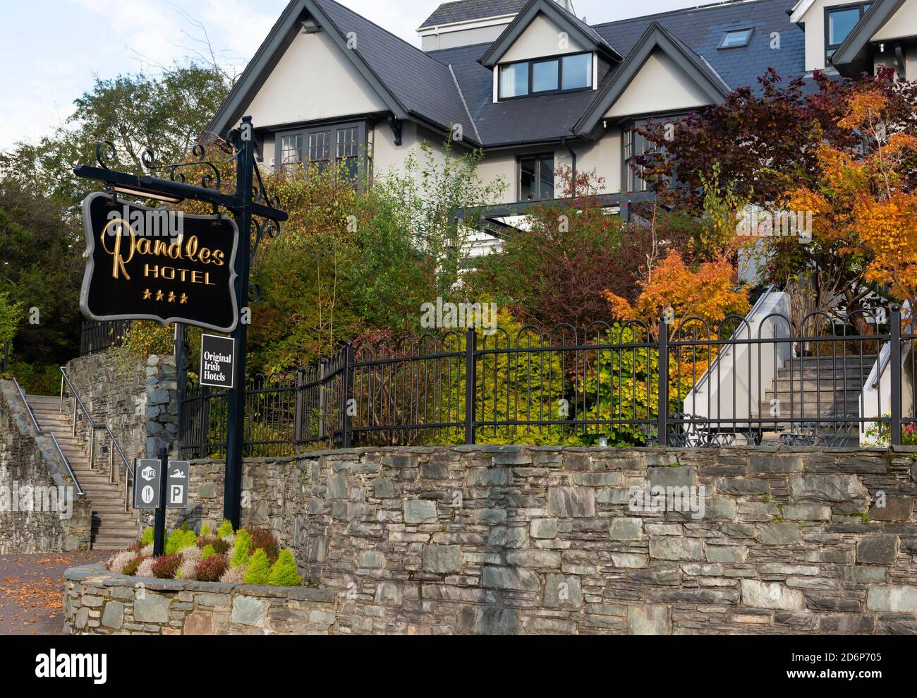 Killarney Shops Bar Restaurant Hotel a Killarney, Contea di Kerry, Irlanda Foto Stock