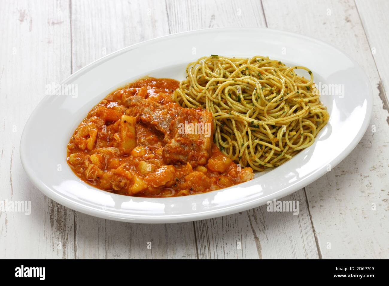 carapulcra con sopa seca, stufato di patate essiccato peruviano con pasta al basilico Foto Stock carapulcra con sopa seca, stufato di patate essiccato peruviano con pasta al basilico Foto Stock