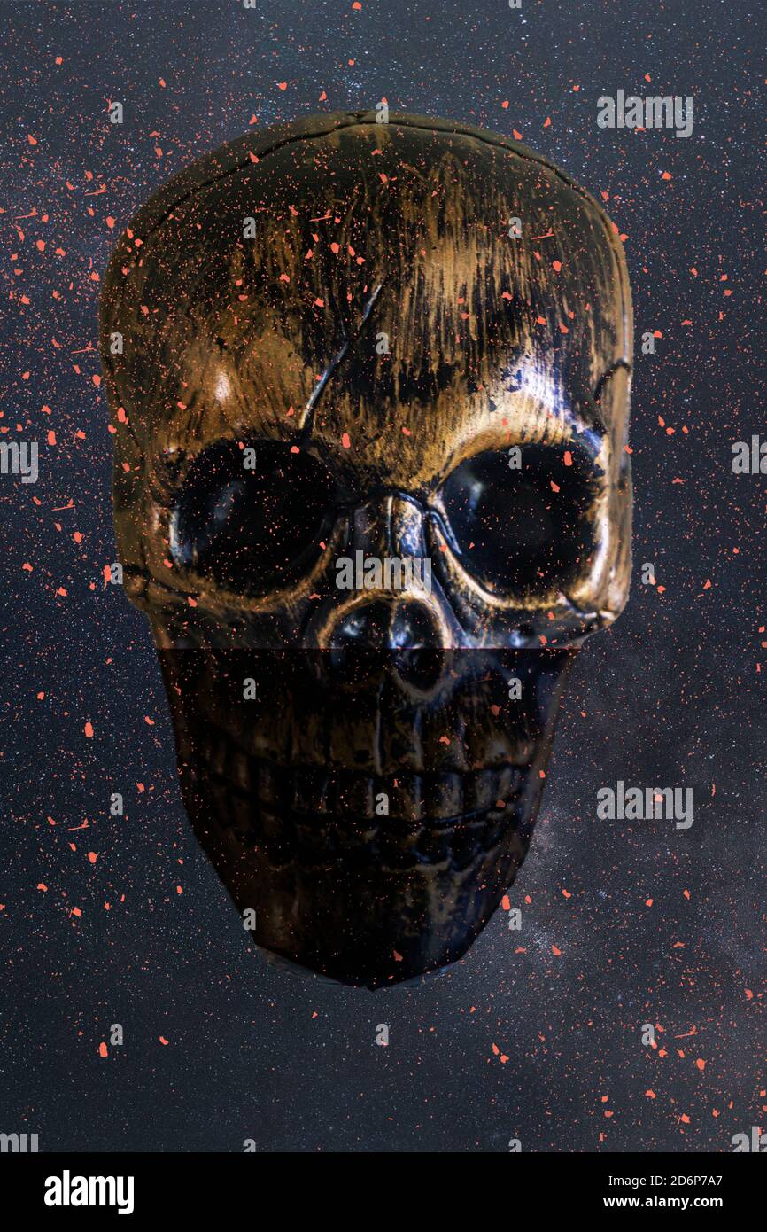 Cranio di Halloween nello spazio con maschera facciale, sotto attacco dal coronavirus Foto Stock