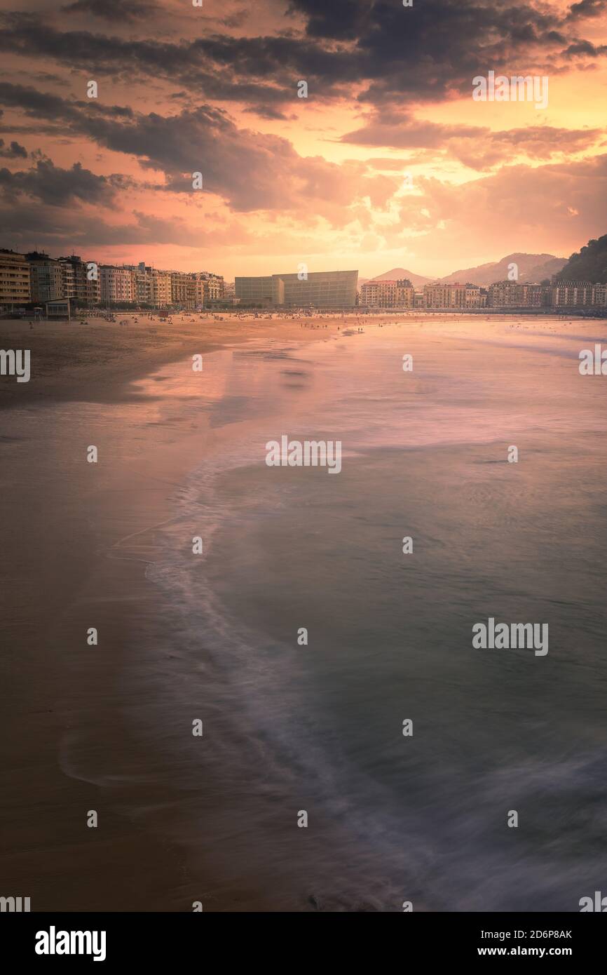 Zurriola e Kursaal Auditorium al tramonto a Donostia-San Sebastian, Paesi Baschi. Foto Stock