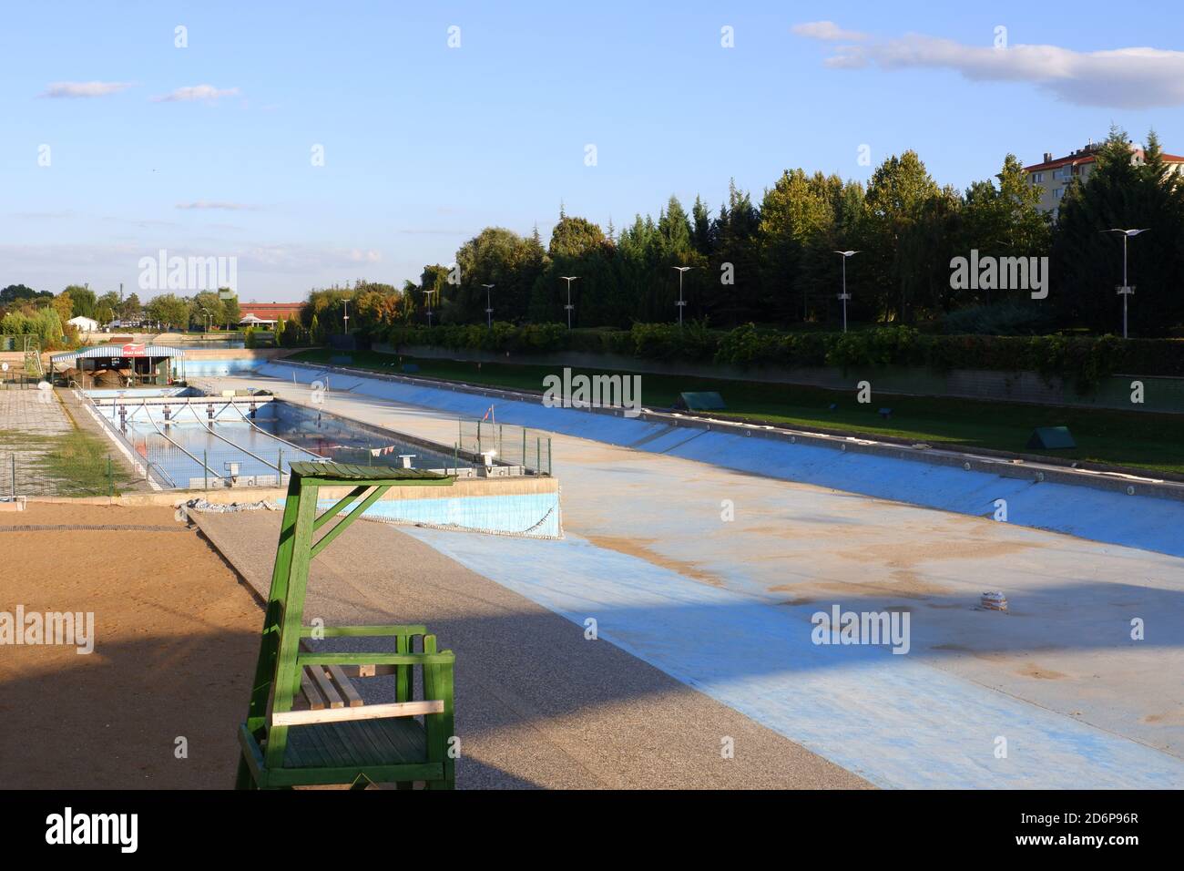 Spiaggia artificiale con piscina drenata Foto Stock