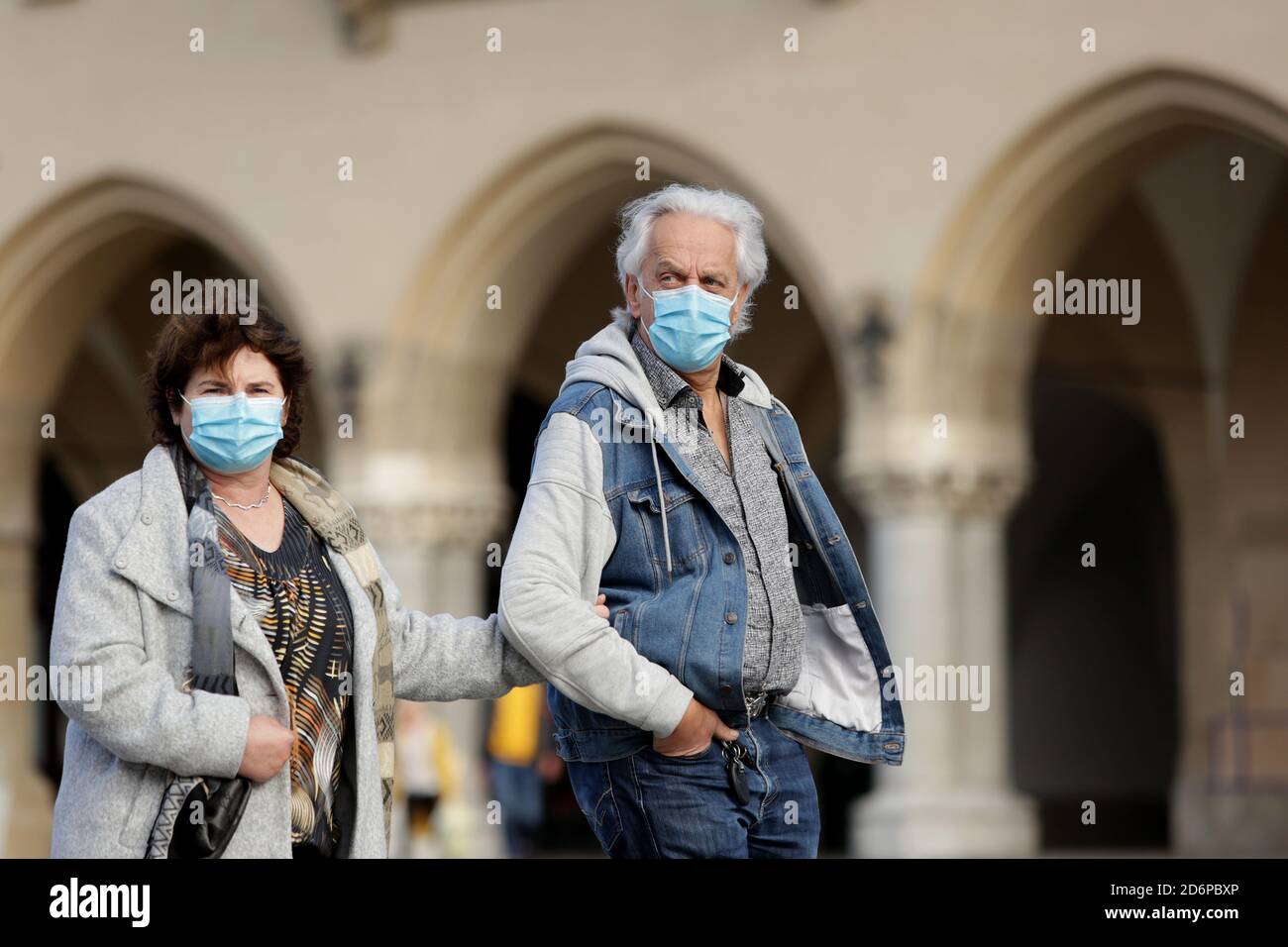 Cracovia, Polonia - 10 Ottobre 2020 : zona Rossa in Polonia. In tutto il paese e l'obbligo di coprire la bocca e il naso in spazi pubblici. Foto Stock