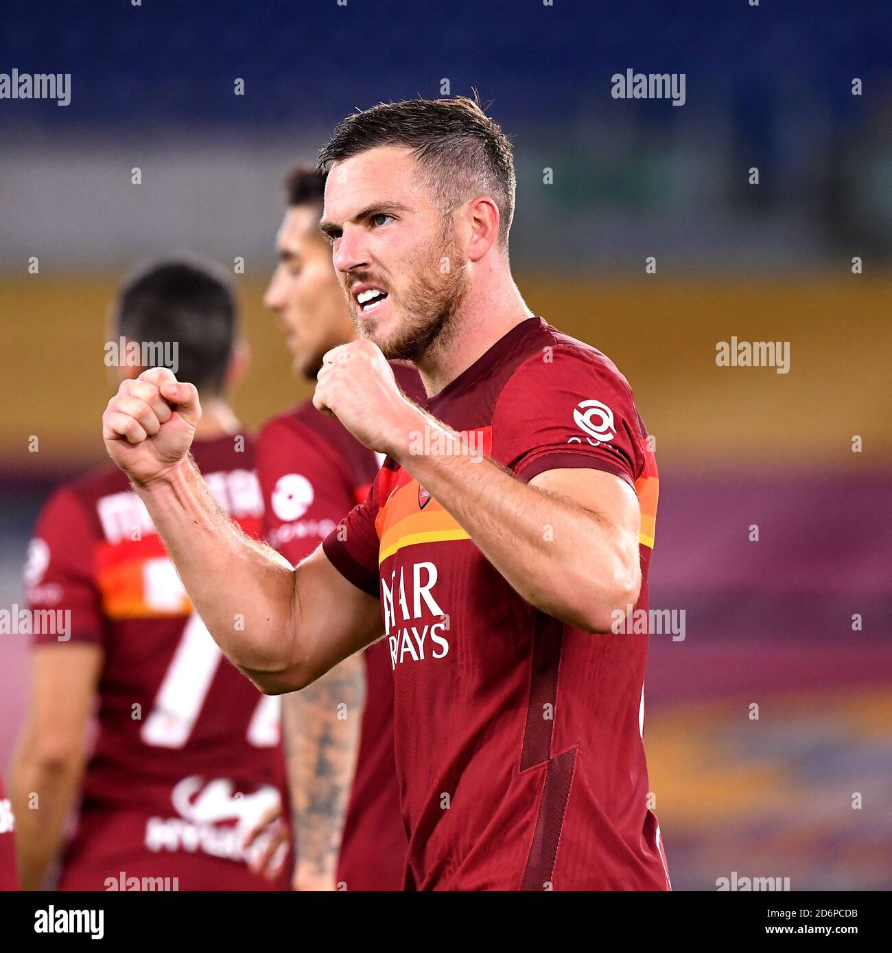 Roma, Italia. 18 Ott 2020. La Jordan Veretout di Roma celebra il suo gol durante il 4° round italiano Serie A, una partita di calcio tra Roma e Benevento a Roma, 18 ottobre 2020. Credit: Alberto Lingria/Xinhua/Alamy Live News Foto Stock