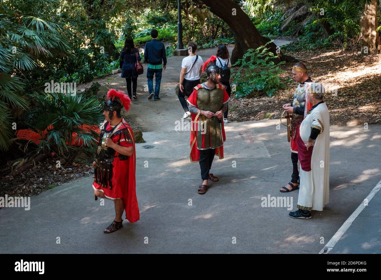 Soldati ed imperatore romani, reenattori in un parco pubblico a Roma, Italia Foto Stock