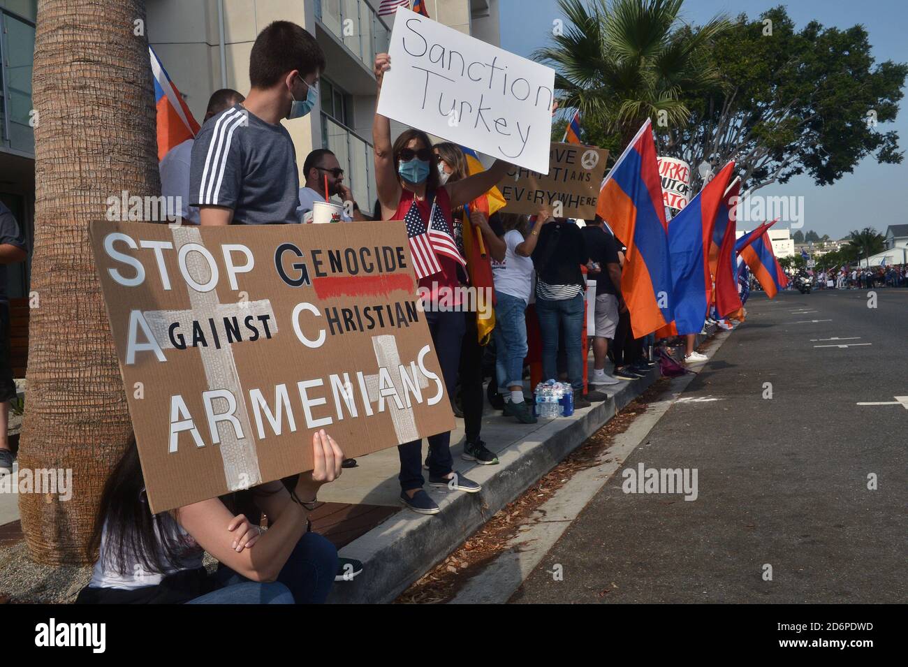 Newport Beach, Stati Uniti. 18 Ott 2020. Migliaia di manifestanti armeno-americani e sostenitori del presidente Trump si schierano su entrambi i lati della strada in attesa dell'arrivo di Trump a una raccolta fondi privata presso la tenuta di Tech Mogul Palmer Luckey a Newport Beach, California, domenica 18 ottobre 2020. I manifestanti armeno-americani hanno portato segni che richiamano l'attenzione sul conflitto in corso ad Artsakh, una regione montana all'interno del territorio azerbaigiano che è controllata dagli armeni etnici. Foto di Jim Ruymen/UPI Credit: UPI/Alamy Live News Foto Stock