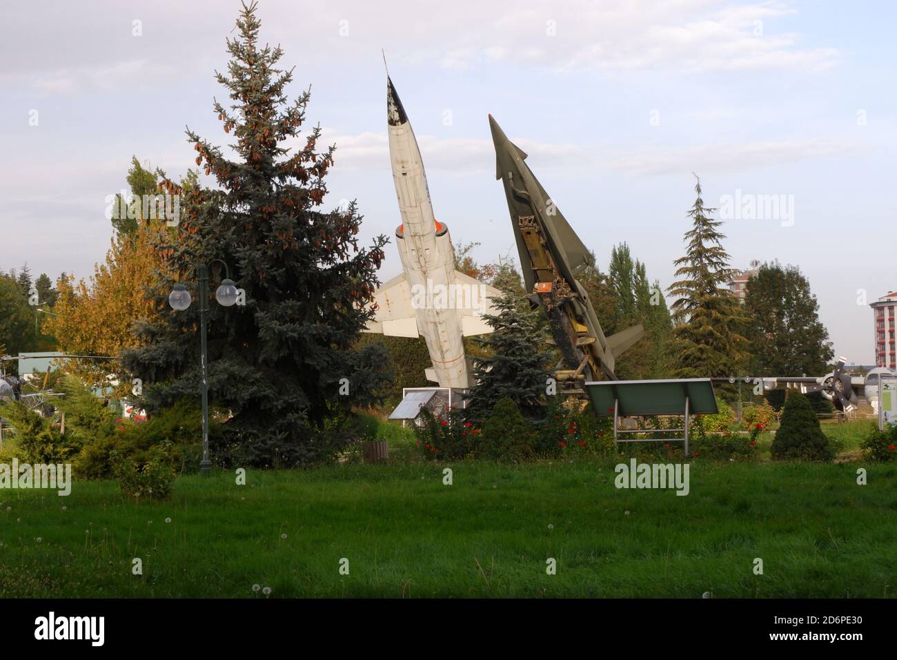 Warplane e missile di difesa aerea al parco Foto Stock