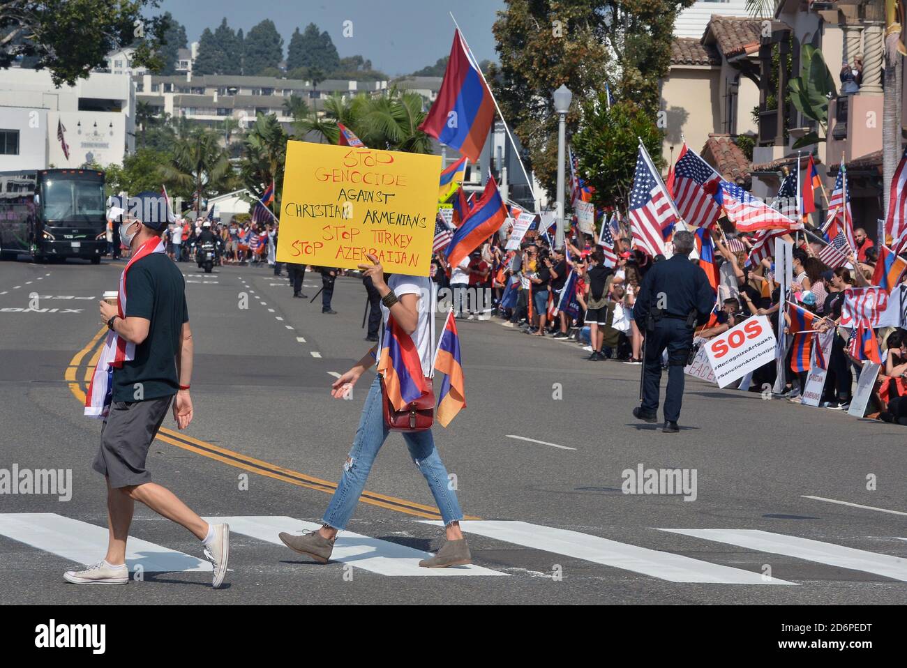 Newport Beach, Stati Uniti. 18 Ott 2020. Migliaia di manifestanti armeno-americani e sostenitori del presidente Trump si schierano su entrambi i lati della strada in attesa dell'arrivo di Trump a una raccolta fondi privata presso la tenuta di Tech Mogul Palmer Luckey a Newport Beach, California, domenica 18 ottobre 2020. I manifestanti armeno-americani hanno portato segni che richiamano l'attenzione sul conflitto in corso ad Artsakh, una regione montana all'interno del territorio azerbaigiano che è controllata dagli armeni etnici. Foto di Jim Ruymen/UPI Credit: UPI/Alamy Live News Foto Stock