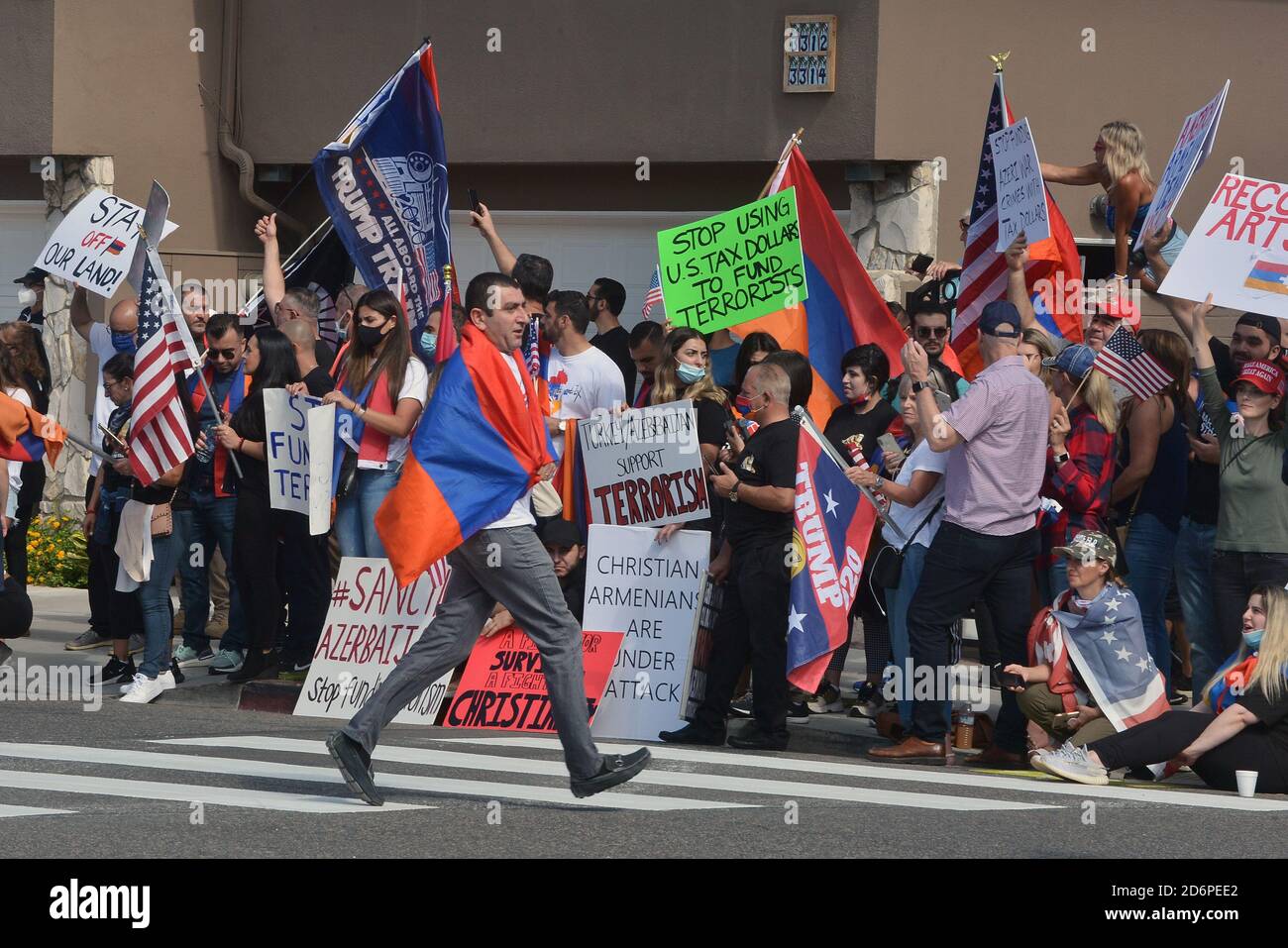 Newport Beach, Stati Uniti. 18 Ott 2020. Migliaia di manifestanti armeno-americani e sostenitori del presidente Trump si schierano su entrambi i lati della strada in attesa dell'arrivo di Trump a una raccolta fondi privata presso la tenuta di Tech Mogul Palmer Luckey a Newport Beach, California, domenica 18 ottobre 2020. I manifestanti armeno-americani hanno portato segni che richiamano l'attenzione sul conflitto in corso ad Artsakh, una regione montana all'interno del territorio azerbaigiano che è controllata dagli armeni etnici. Foto di Jim Ruymen/UPI Credit: UPI/Alamy Live News Foto Stock