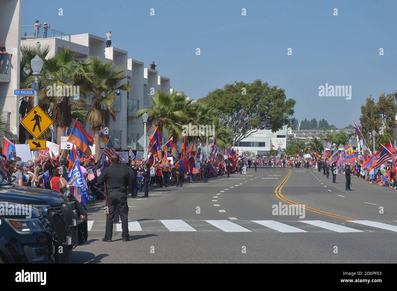 Newport Beach, Stati Uniti. 18 Ott 2020. Migliaia di manifestanti armeno-americani e sostenitori del presidente Trump si schierano su entrambi i lati della strada in attesa dell'arrivo di Trump a una raccolta fondi privata presso la tenuta di Tech Mogul Palmer Luckey a Newport Beach, California, domenica 18 ottobre 2020. I manifestanti armeno-americani hanno portato segni che richiamano l'attenzione sul conflitto in corso ad Artsakh, una regione montana all'interno del territorio azerbaigiano che è controllata dagli armeni etnici. Foto di Jim Ruymen/UPI Credit: UPI/Alamy Live News Foto Stock