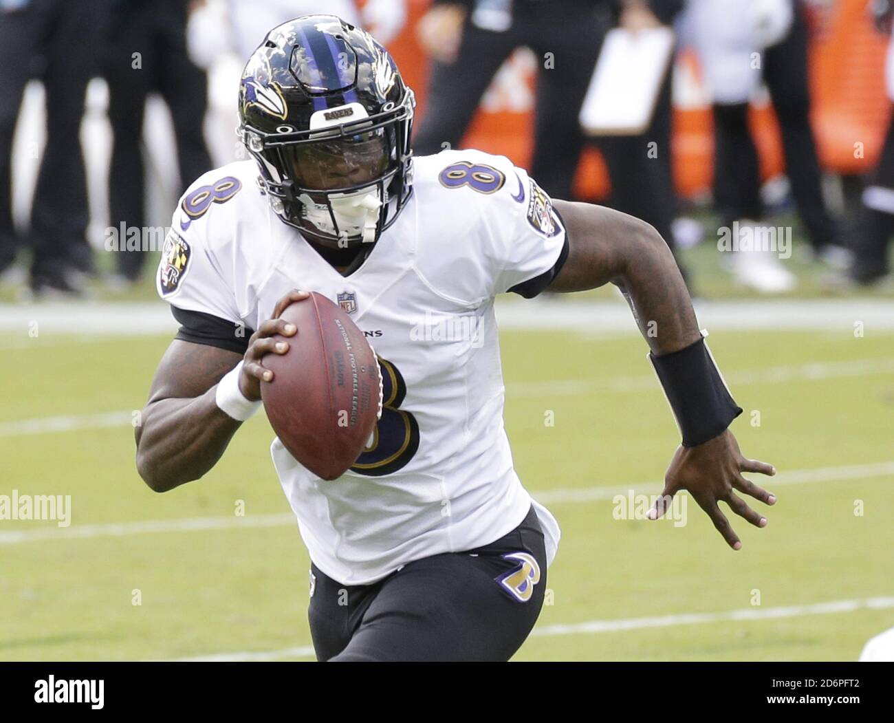 Philadelphia, Stati Uniti. 18 Ott 2020. Baltimore Ravens Lamar Jackson scrambles upfield contro le aquile di Filadelfia nella settimana 6 della stagione di NFL al campo finanziario di Lincoln a Filadelfia domenica 18 ottobre 2020. I Ravens sconfissero le Aquile 30-28. Foto di John Angelillo/UPI 8 Credit: UPI/Alamy Live News Foto Stock