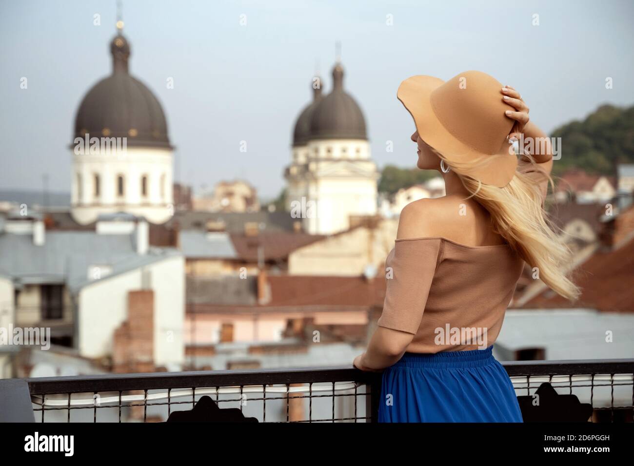Bella donna bionda turista che guarda sulle strade della città vecchia. Foto Stock