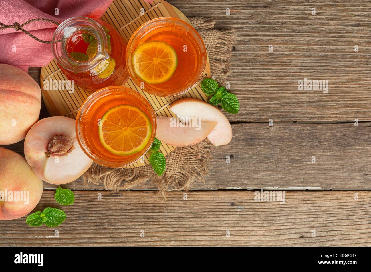 Tè alla pesca Peach prodotti alimentari e bevande concetto di nutrizione alimentare. Foto Stock