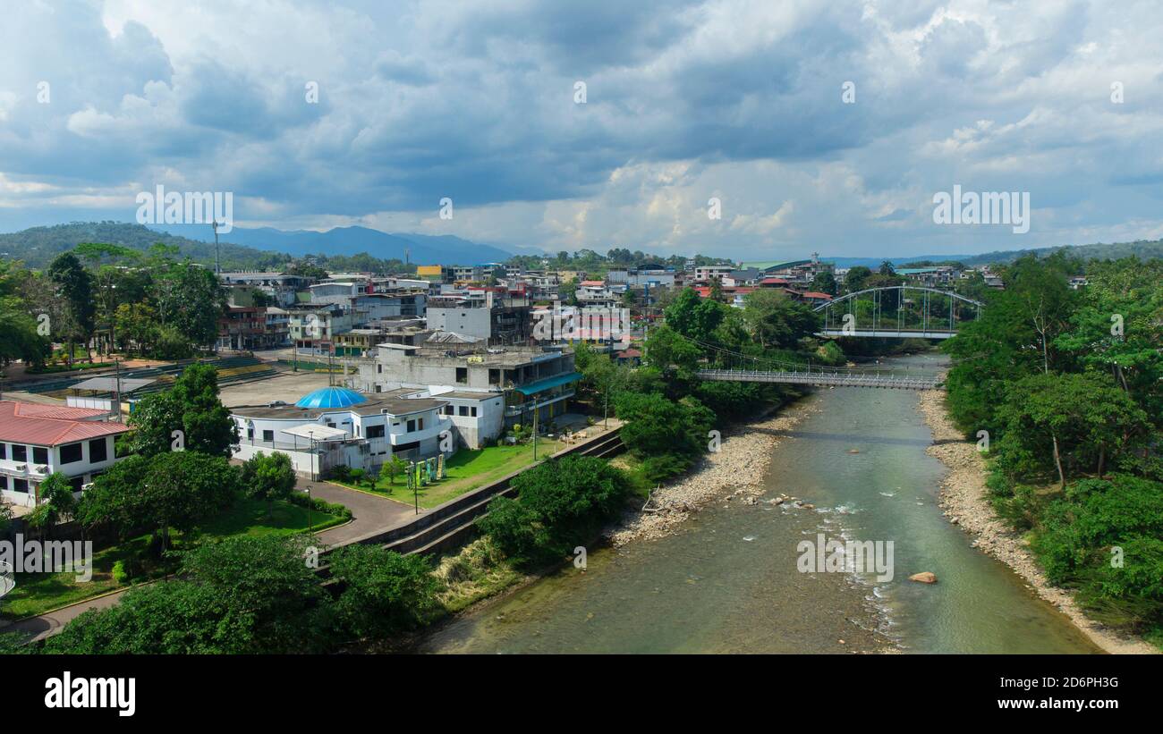 Tena, Napo / Ecuador - Ottobre 10 2020: Vista panoramica della città di Tena con il ponte sul fiume Napo Foto Stock