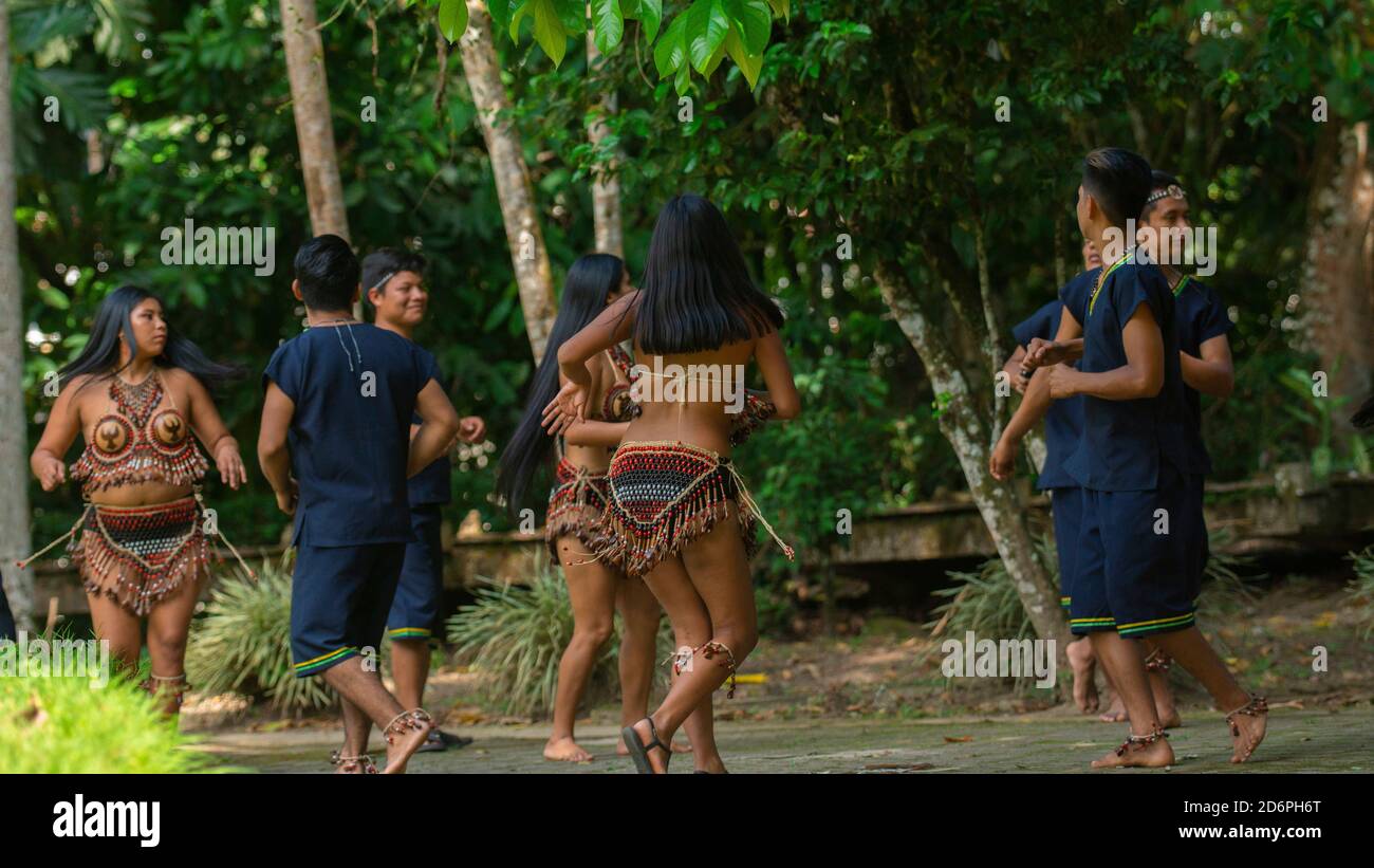 Tena, Napo / Ecuador - Ottobre 10 2020: Gruppo di giovani che ballano con costumi tipici dei gruppi etnici dell'Amazzonia ecuadoriana in un parco Foto Stock