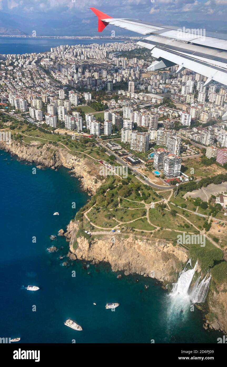 Il paesaggio urbano di Antalya con la famosa cascata di Duden vista dalla finestra dell'aeroplano, Turchia Foto Stock
