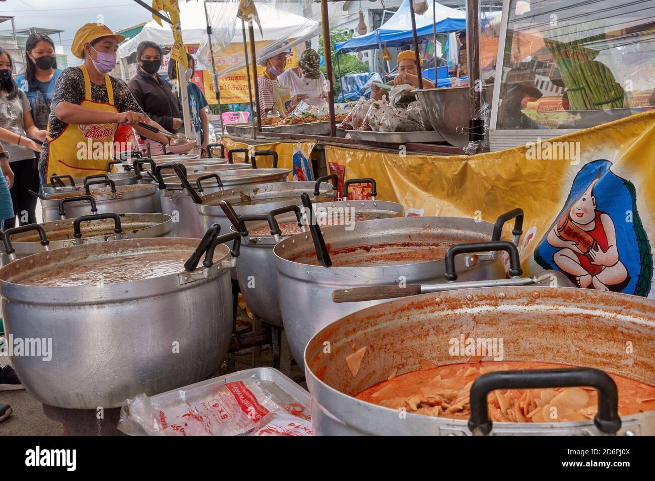 Thailandia cibo di strada stalla con pentole da cucina di vari alimenti per la vendita. Sud-est asiatico Foto Stock