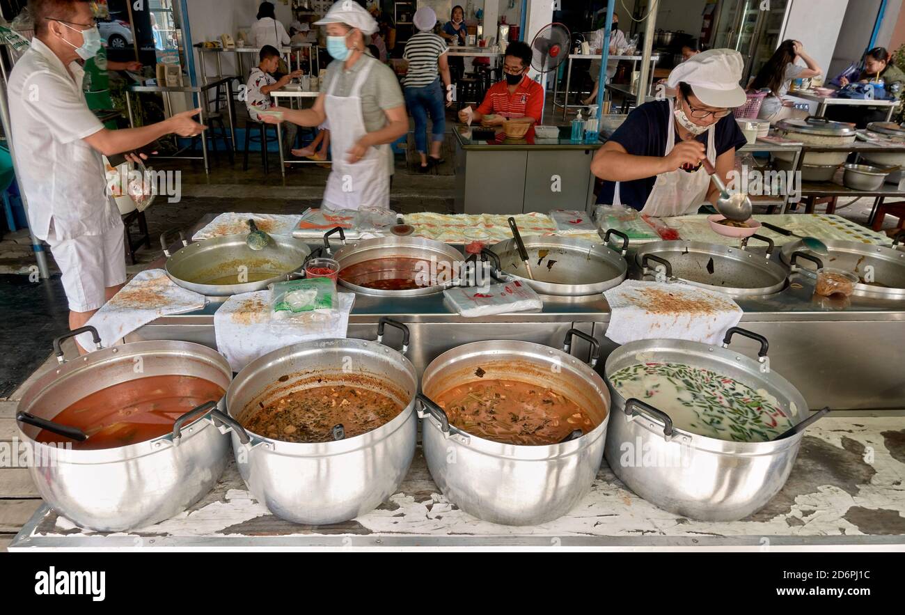 Thailandia cibo di strada stalla con pentole da cucina di vari alimenti per la vendita. Sud-est asiatico Foto Stock