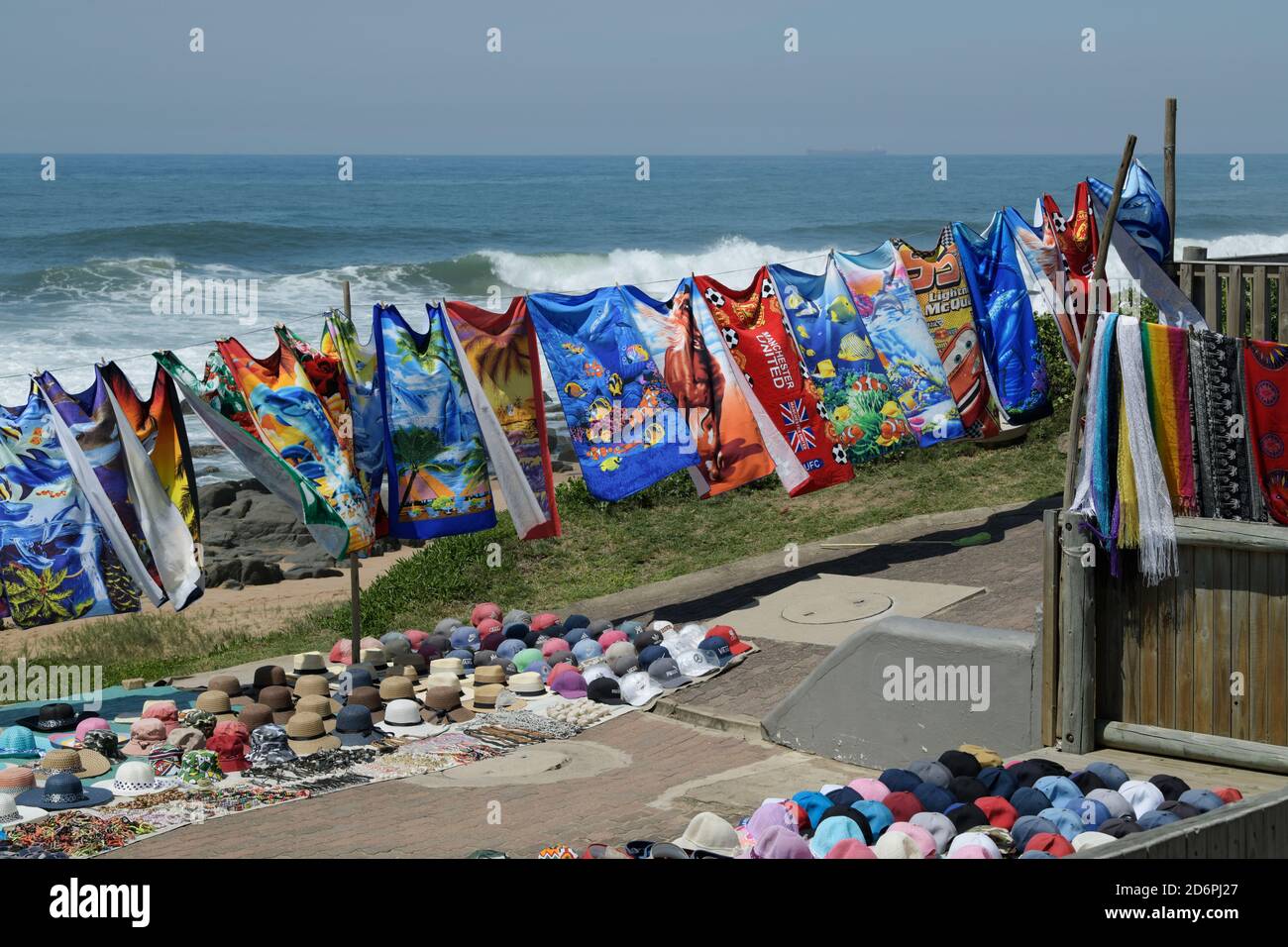 Affari sul mare, fornitore di strada che vende asciugamani e cappelli sul lungomare di Ballito, KwaZulu-Natal, Sud Africa, contiene loghi, shopping sulla spiaggia, commercio Foto Stock