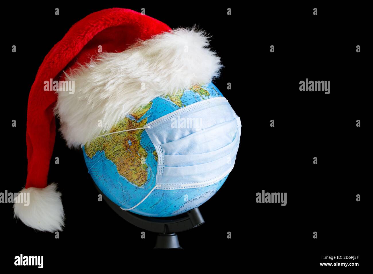 Terra globo in cappello di Natale e maschera medica sterile a. sfondo nero Foto Stock