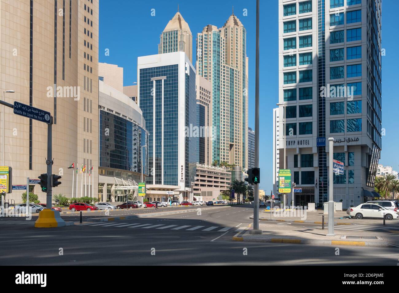 Moderna architettura cittadina di Abu Dhabi, Emirati Arabi Uniti. Foto Stock
