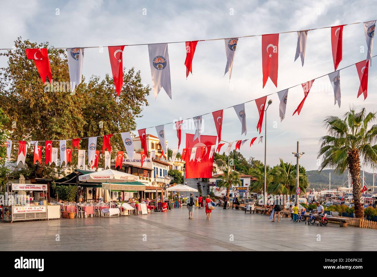 La piazza principale della cittadina mediterranea Kas in Turchia. Foto Stock