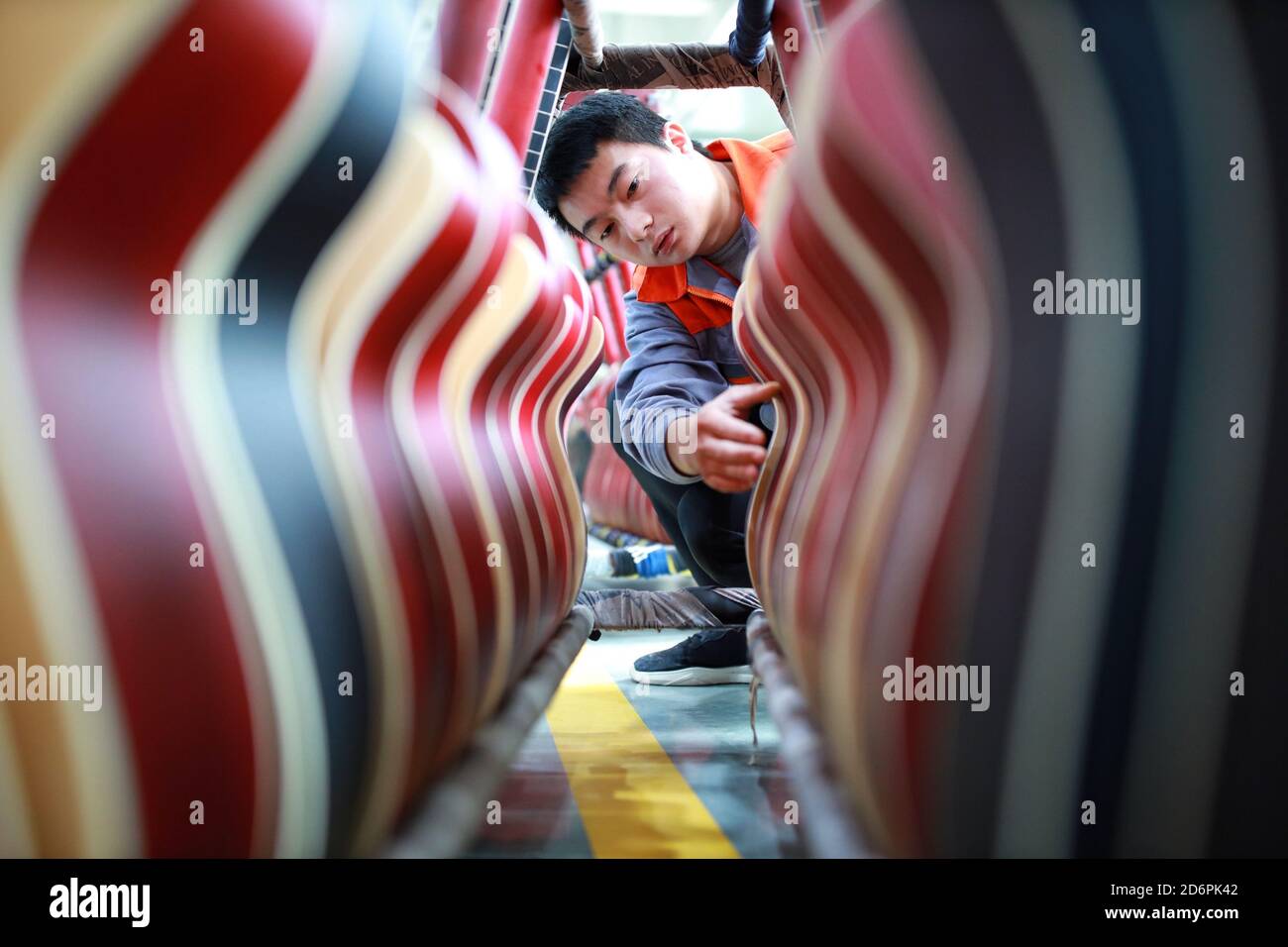 Pechino, la provincia cinese di Guizhou. 18 Ott 2020. Un operaio esamina i prodotti in un parco industriale di chitarra nella contea di Zheng'an di Zunyi, provincia di Guizhou della Cina sudoccidentale, 18 ottobre 2020. La contea di Zheng'an ha intensificato gli sforzi per garantire posti di lavoro, ospedali, scuole e altri servizi di assistenza pubblica ai residenti rilocati nell'ambito del suo programma di aiuti alla povertà. Credit: Liu Xu/Xinhua/Alamy Live News Foto Stock