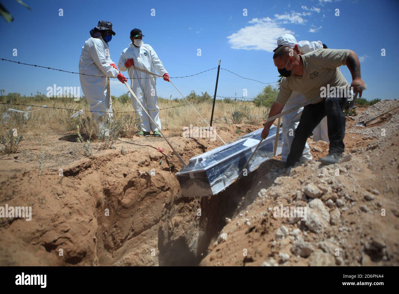 Ciudad Juarez, MESSICO. 5 maggio 2020. I funerari seppellirono il corpo di Pedro Lopez Leon, morto di Covid 19 all'IMSS n. 66 a Ciudad Juarez, Mex. Foto Stock