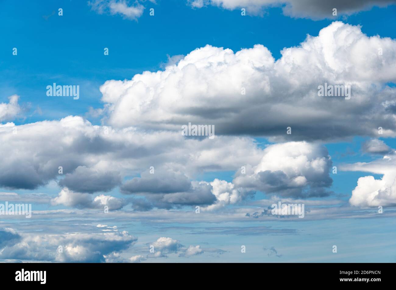 cielo blu con nuvole cumulonimbus Foto Stock