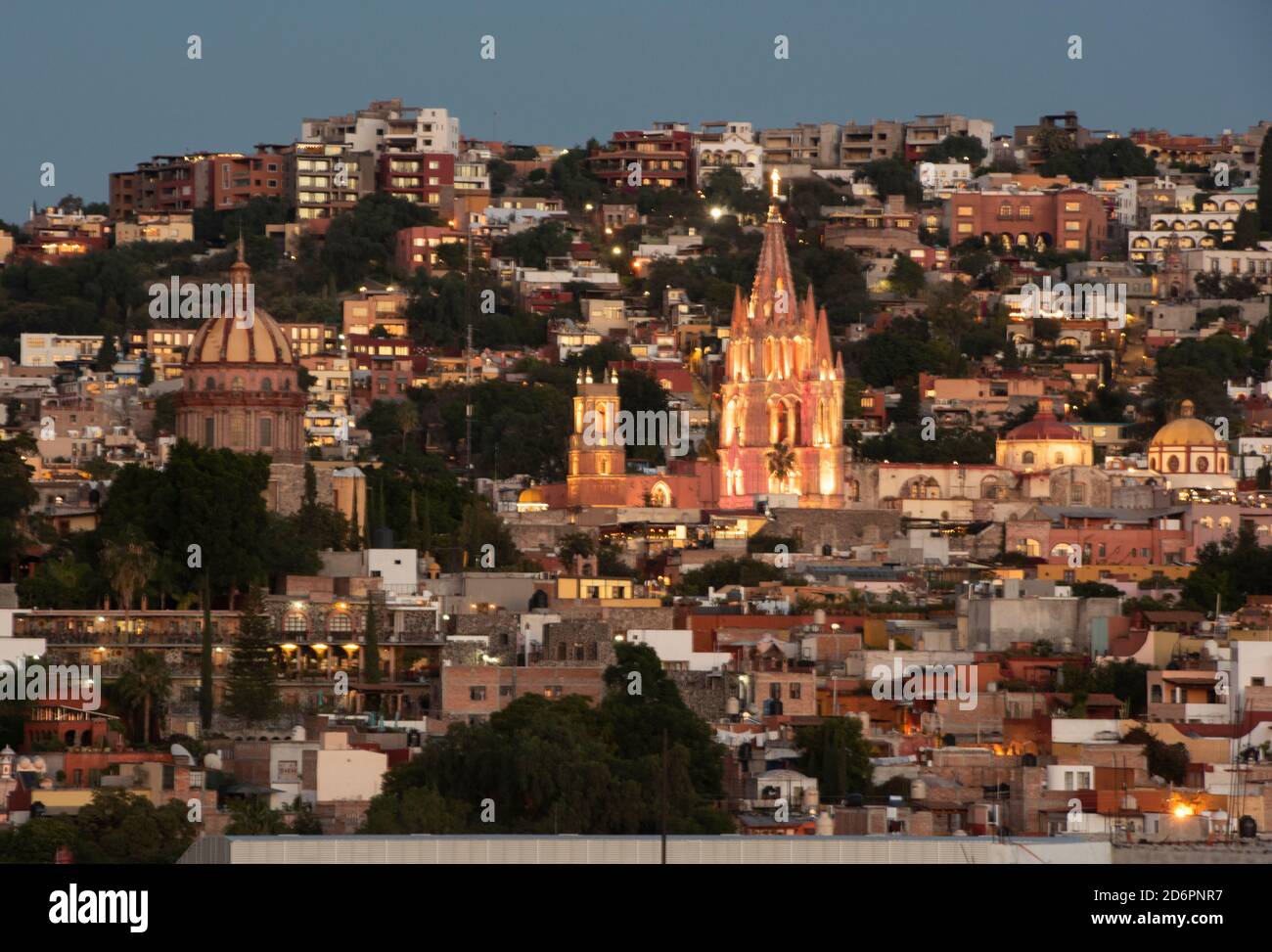 Ora blu sulla Parroquia e centro storico della coloniale San Miguel de Allende, Guanajuato, Messico Foto Stock