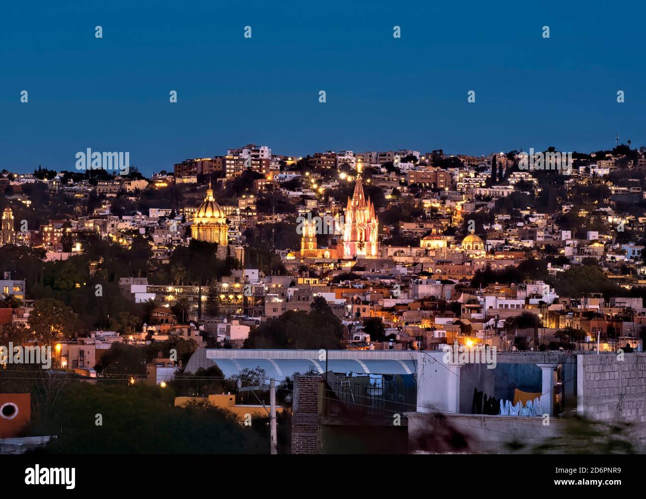 Ora blu sulla Parroquia e centro storico della coloniale San Miguel de Allende, Guanajuato, Messico Foto Stock