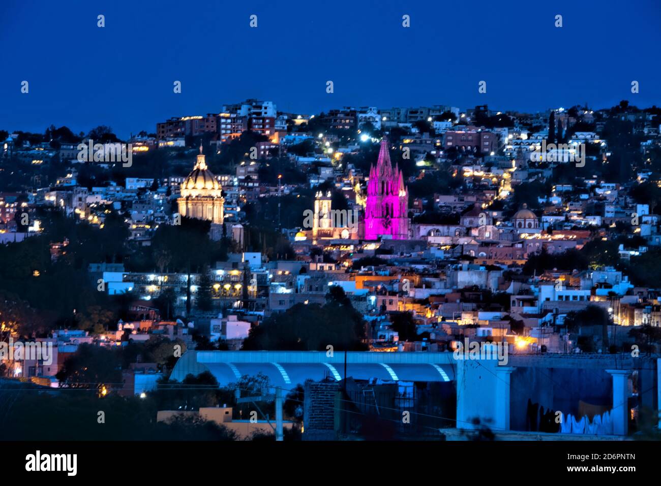 Ora blu sulla Parroquia e centro storico della coloniale San Miguel de Allende, Guanajuato, Messico Foto Stock