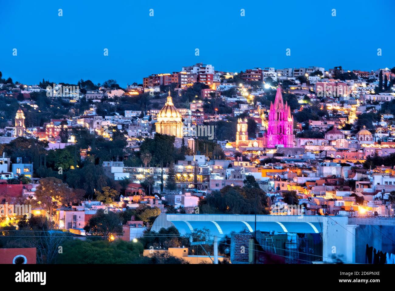 Ora blu sulla Parroquia e centro storico della coloniale San Miguel de Allende, Guanajuato, Messico Foto Stock