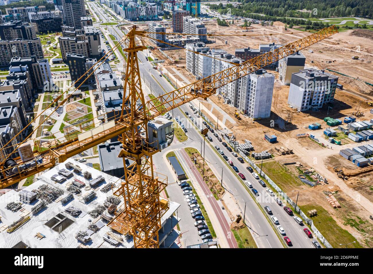 sviluppo di nuova area residenziale. cantiere con alto edificio e gru. vista aerea Foto Stock