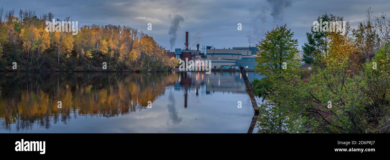 La cartiera Resolute Forest Products si riflette nel fiume Kaministiquia vicino a Thunder Bay, Ontario, Canada. Foto Stock