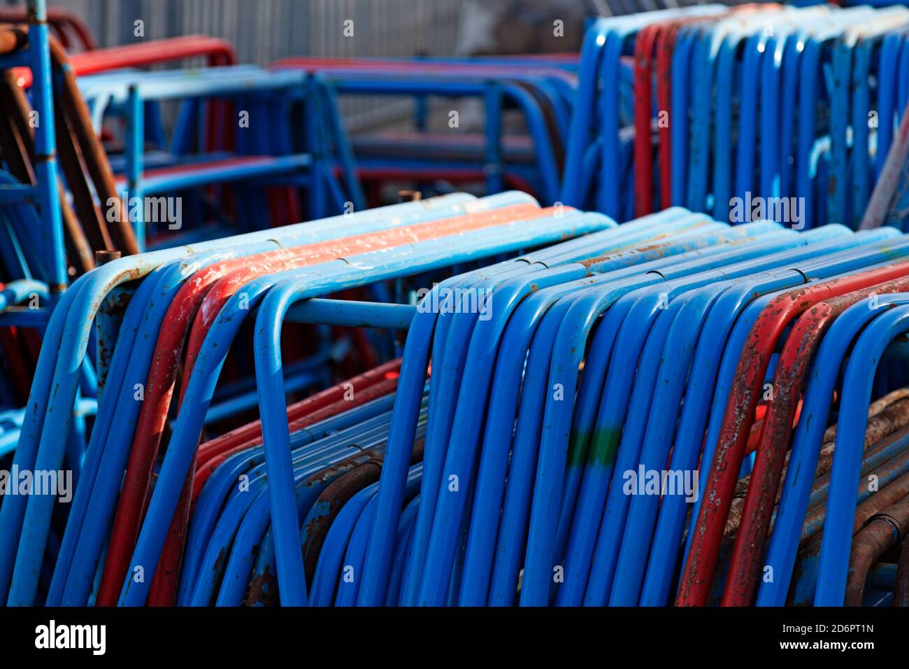 molti telai in metallo in blu e arancione utilizzati in costruzione Foto Stock
