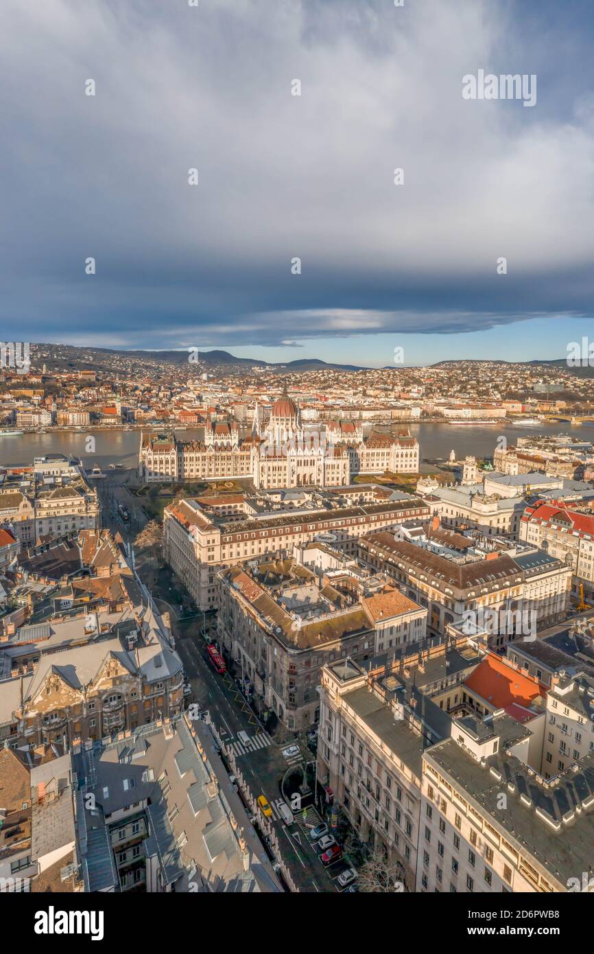 Colpo di drone aereo di via Bathory che conduce al Parlamento ungherese A Budapest mattina invernale Foto Stock